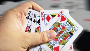 Chia sẻ chi tiết cách nhận biết lá bài từ mặt sau dễ dàng